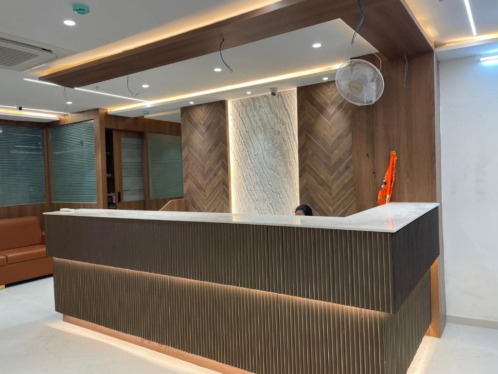 lobby biurowe z recepcją w obiekcie Hotel Narmada Residency w mieście Sambalpur