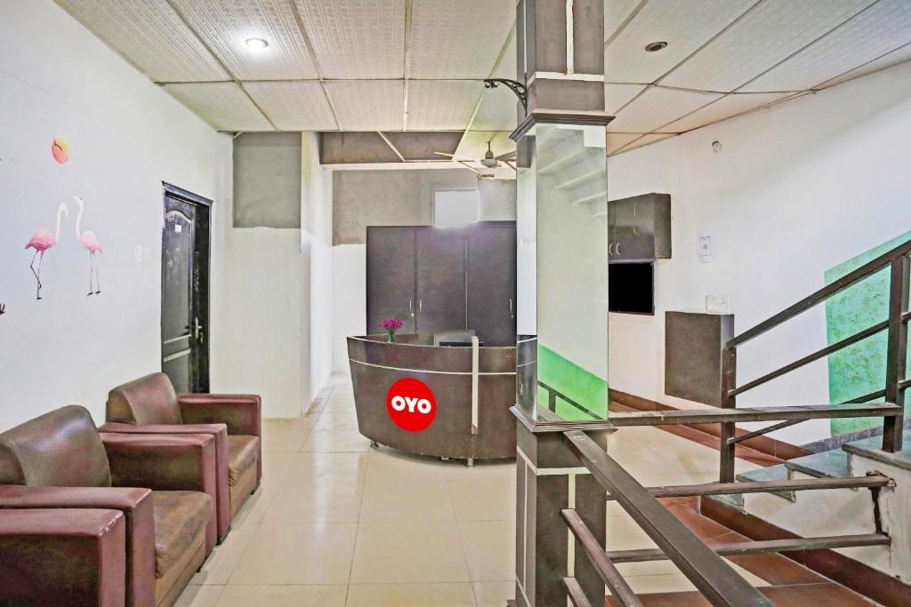 vestíbulo con sillas y TV en una habitación en Flagship Hotel Mahi, en Pānīpat