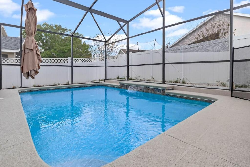 una piscina en una casa con techo en Wonderful Weston Hills Villa SE Facing Pool, en Orlando