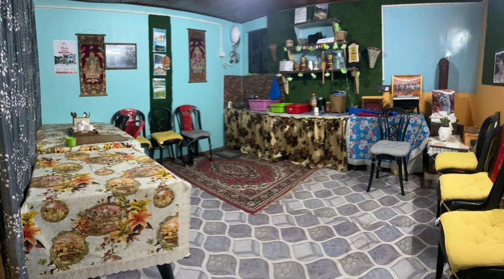 een kamer met een tafel en stoelen in een winkel bij Sovan Homestay in Sonāda
