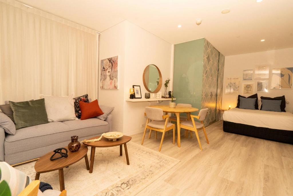 Uma área de estar em Chic Studio Apartment in Melbournes CBD