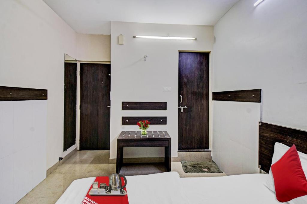 una habitación de hotel con una cama y una mesa con una mesa en Super OYO Flagship Hotel Diva Inn en Nagpur