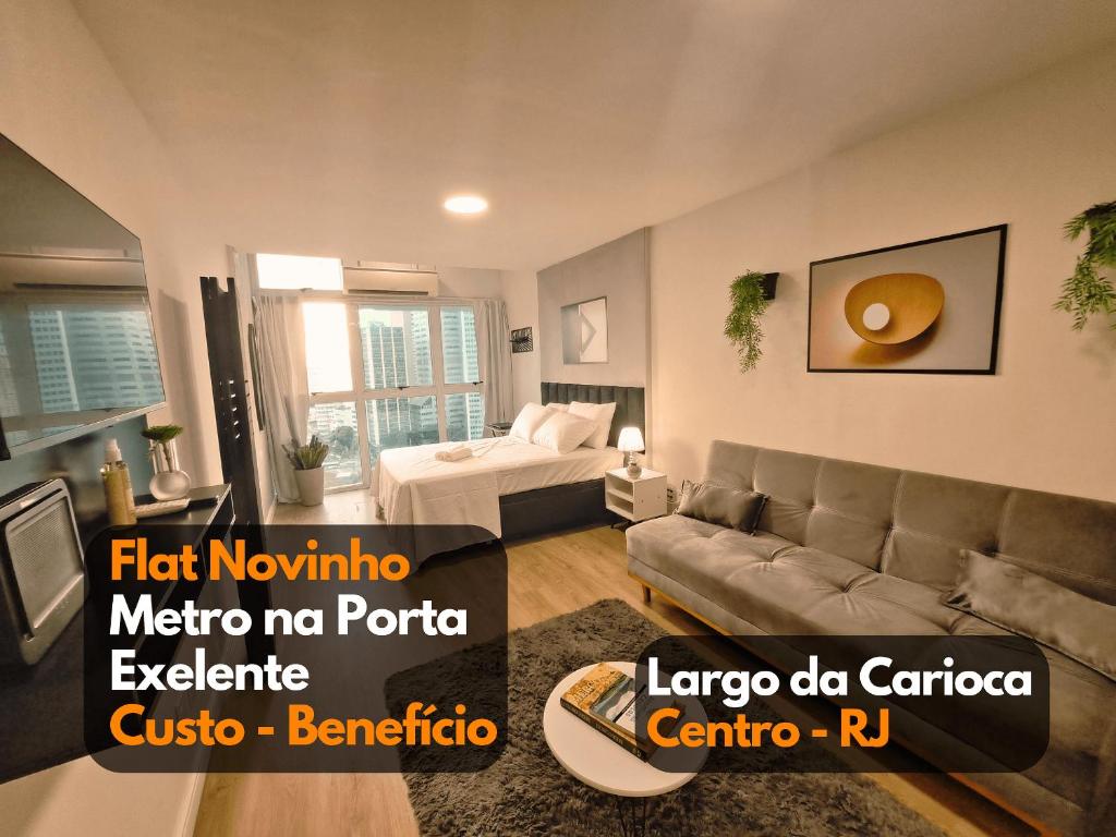 sala de estar con sofá y cama en Lindo FLAT47 metrô e VLT da CARIOCA - LAPA, en Río de Janeiro