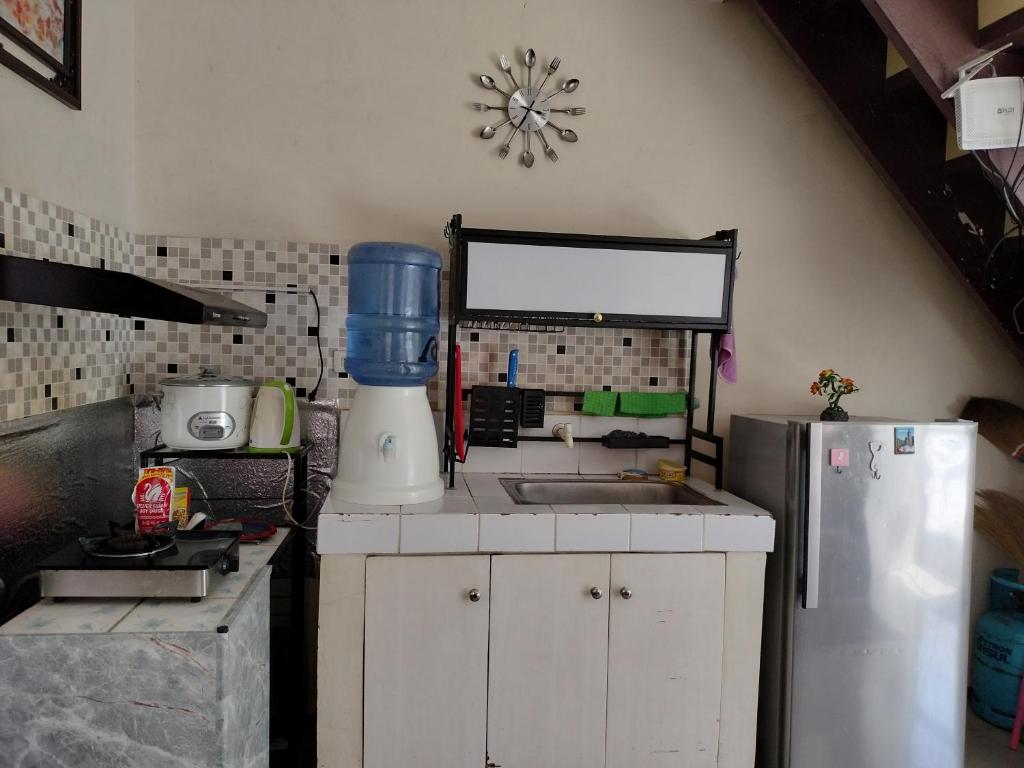 Kuchyň nebo kuchyňský kout v ubytování Eurie's Furnished Unit