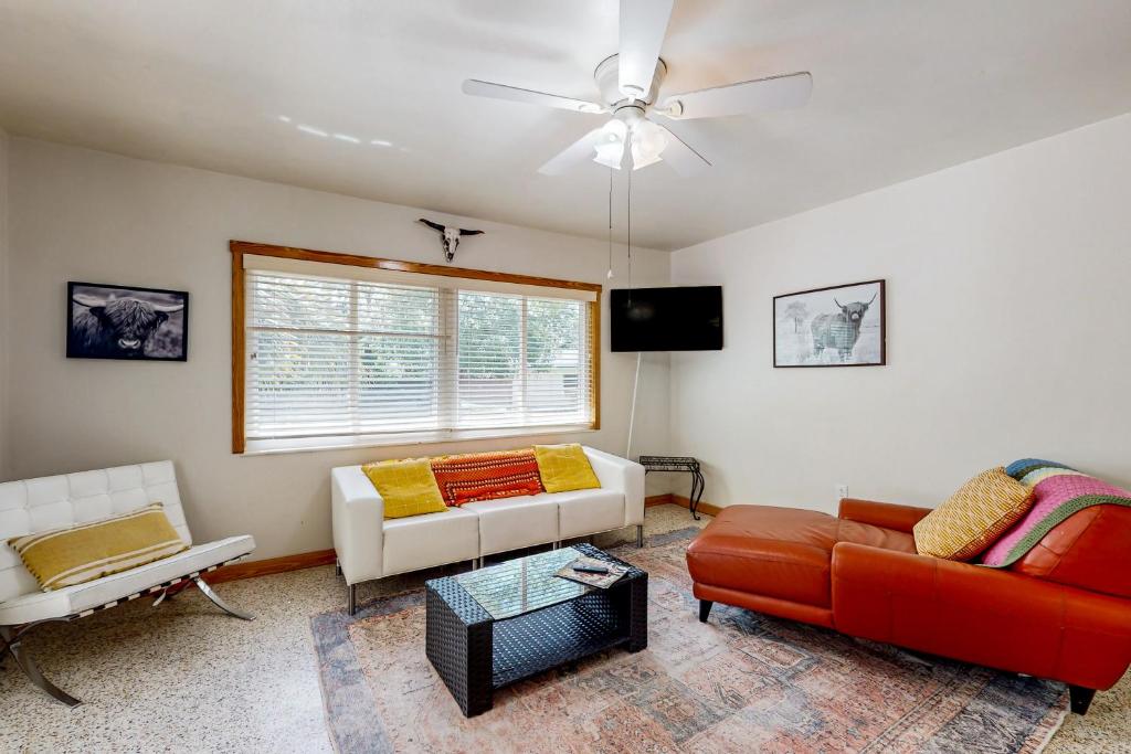 uma sala de estar com um sofá e uma cadeira em The Peaceful Ocala Bungalow em Ocala