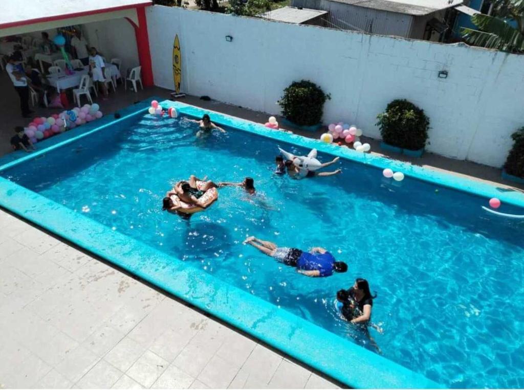 un grupo de personas nadando en una piscina en alberca Blass, en Coatzacoalcos