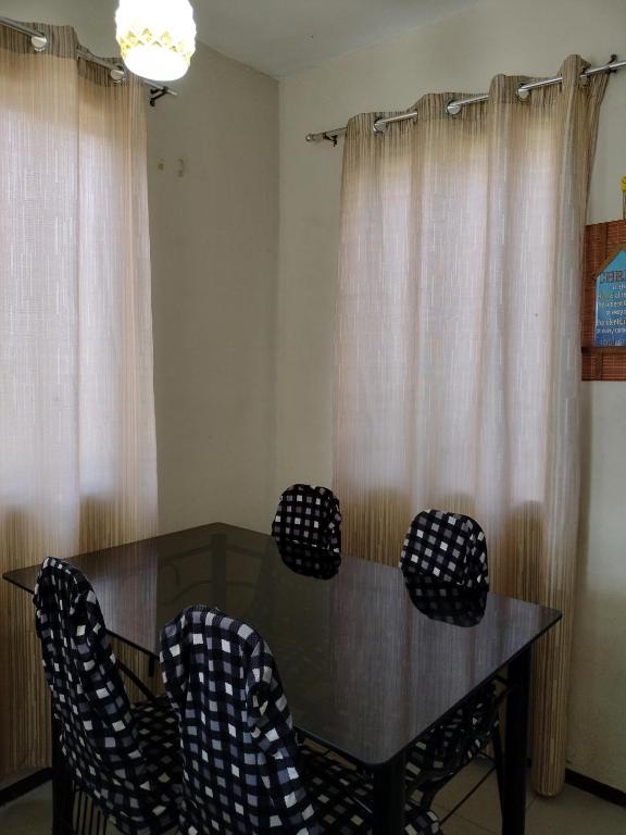 Posezení v ubytování Eurie's Furnished Unit