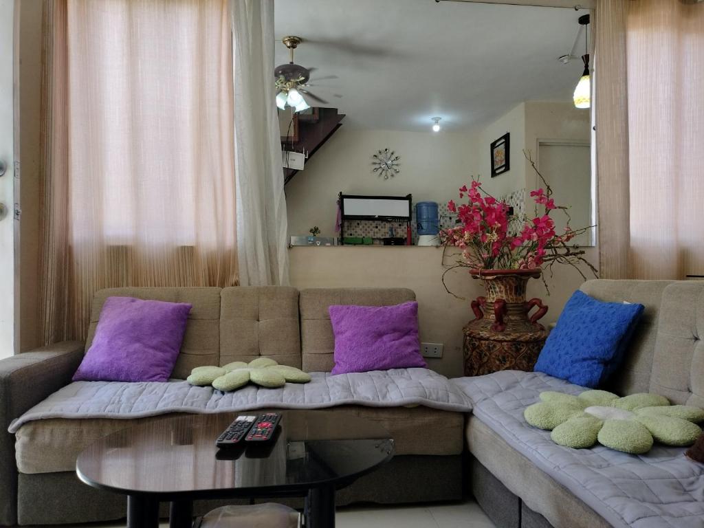 Posezení v ubytování Eurie's Furnished Unit