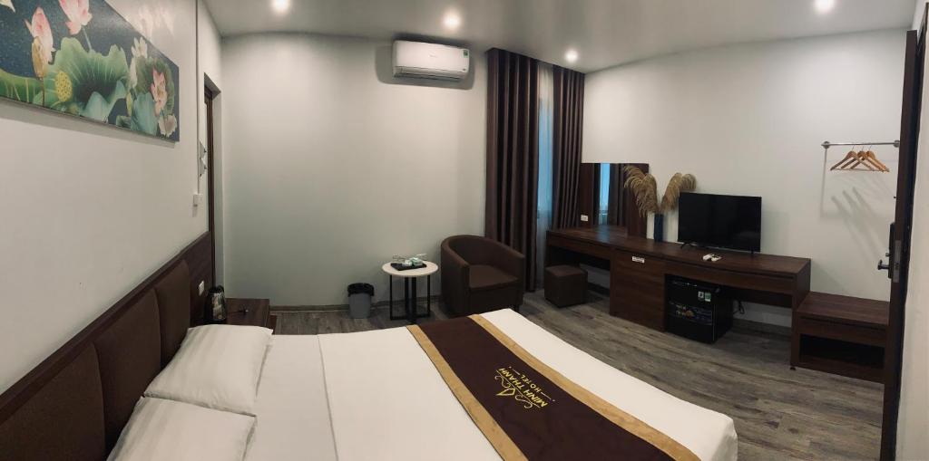a hotel room with a bed and a desk at Minh Thanh Homes - Hà Đông,Hà Nội in Hà Ðông