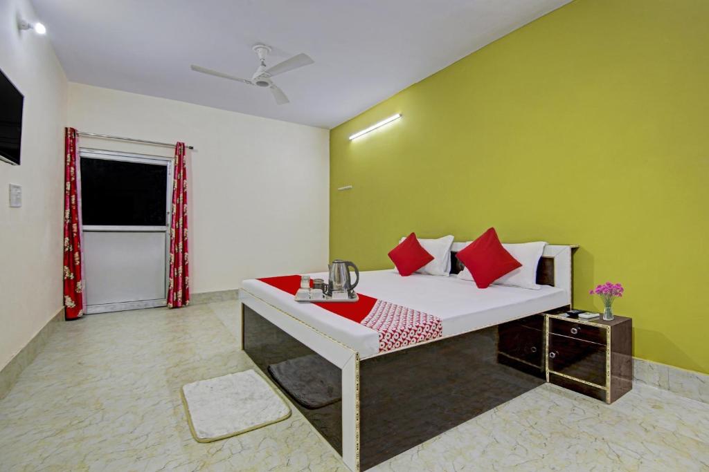 Ein Sitzbereich in der Unterkunft Saffron Guest house Durgapuri