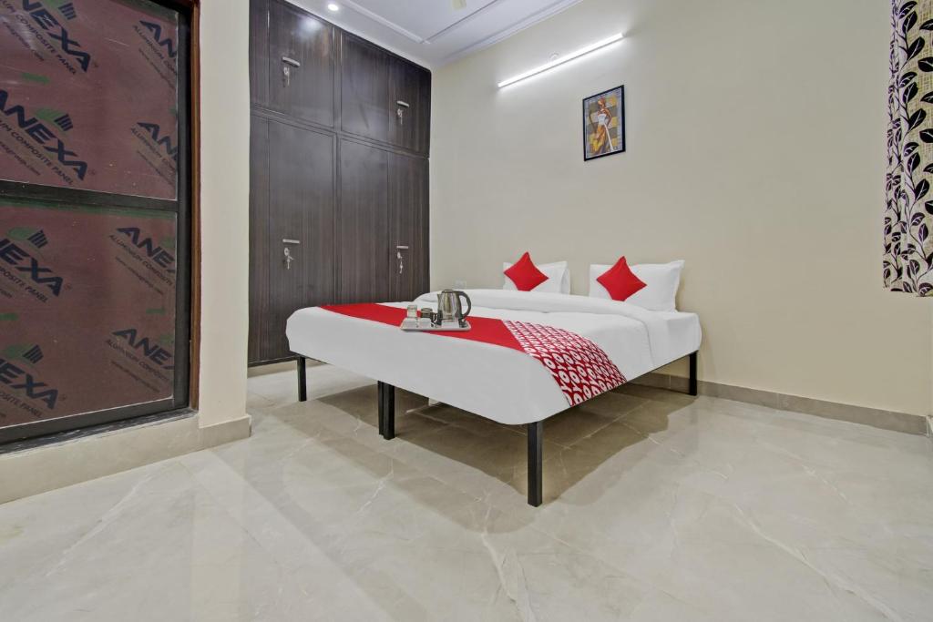 a bedroom with a bed and a table in it at OYO Flagship Hotel Green Apple in Jaipur