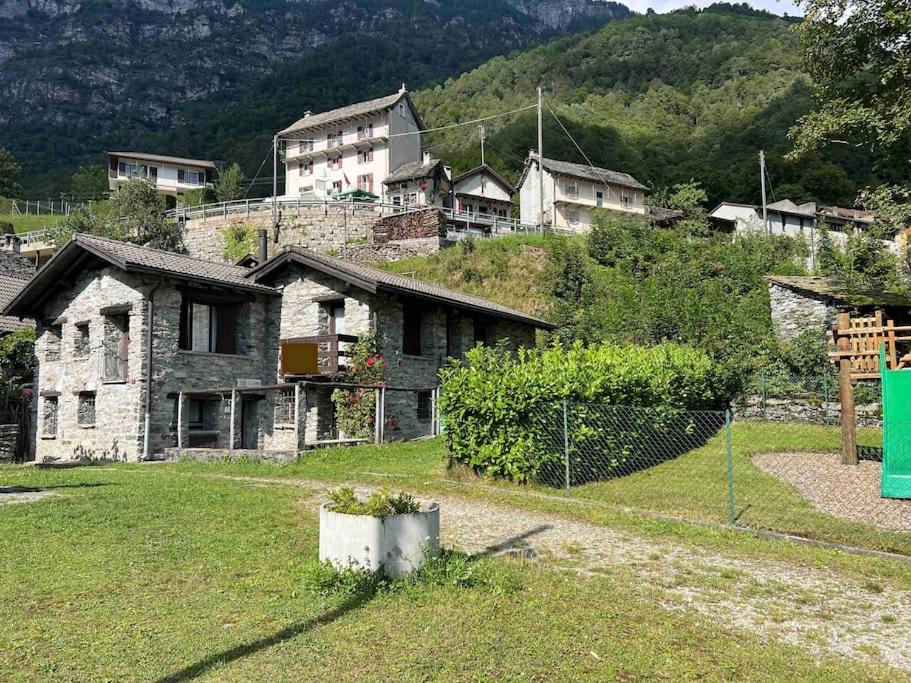 grupa domów na wzgórzu z płotem w obiekcie Rustico Efrina, neu renoviert w mieście Frasco