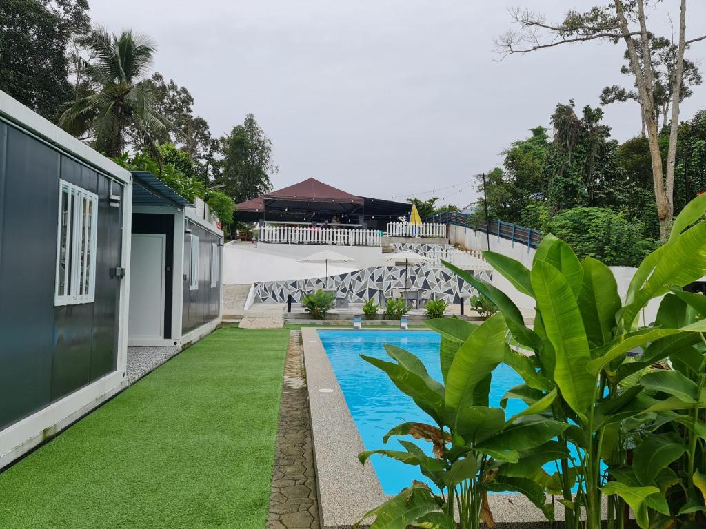 vistas al patio trasero de una villa con piscina en Ghumoh Safar (Bed,Pool & Cafe), en Kuala Kangsar