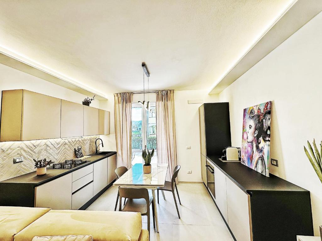 uma cozinha e uma sala de estar com uma mesa em Garden Apartment em Arezzo