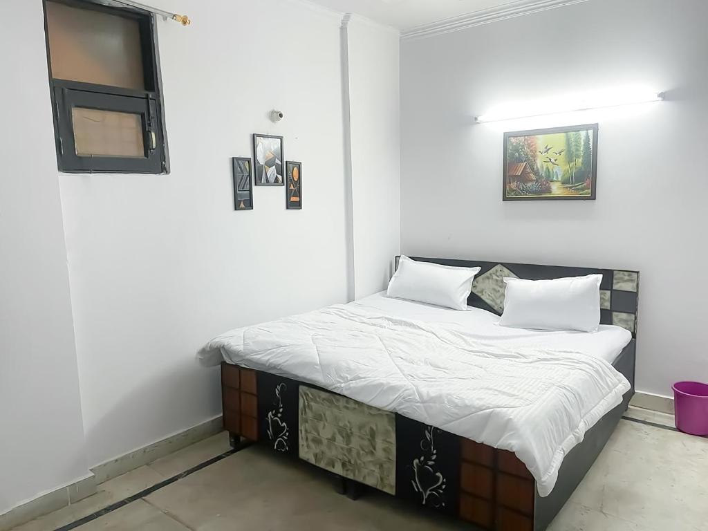 Posteľ alebo postele v izbe v ubytovaní Near Nizamuddin Railway Station