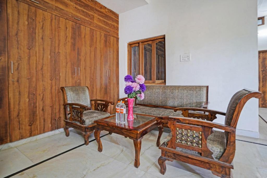 salon ze stołem z kwiatami w obiekcie Flagship The Royal Bharti Hotel w mieście Jaisalmer