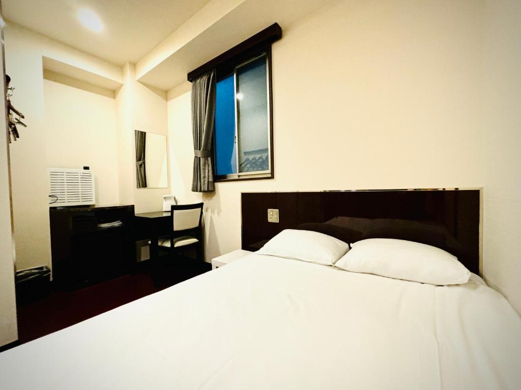 Postel nebo postele na pokoji v ubytování 嵐 Hotel Arashi Namba No102
