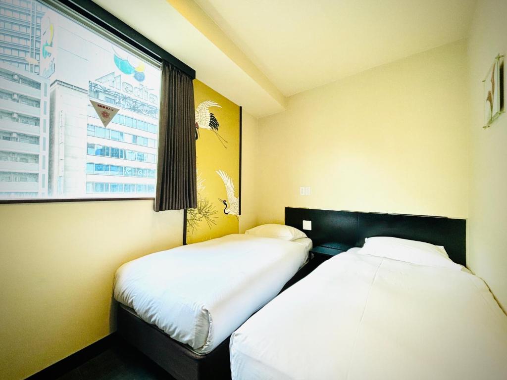 Postel nebo postele na pokoji v ubytování 嵐 Hotel Arashi Namba No102