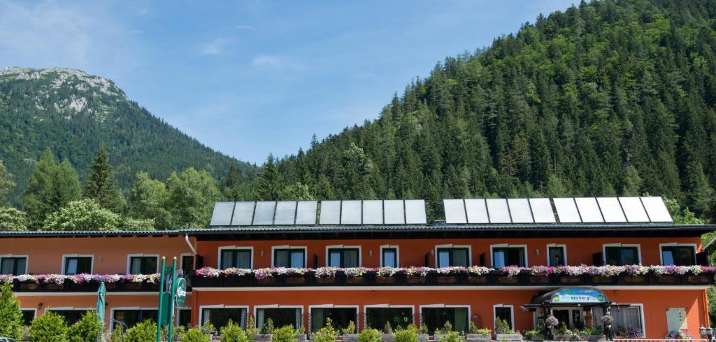 ein Gebäude mit Sonnenkollektoren an der Seite eines Berges in der Unterkunft Frühstückspension Seeberghof in Seewiesen