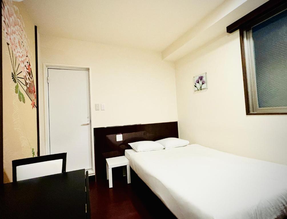 Postel nebo postele na pokoji v ubytování 嵐 Hotel Arashi Namba No102