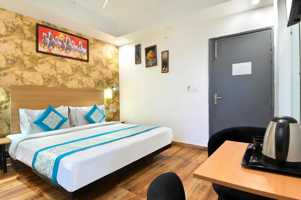 ノイダにあるHotel Red York By Byob Hotelsのベッドとデスクが備わるホテルルームです。
