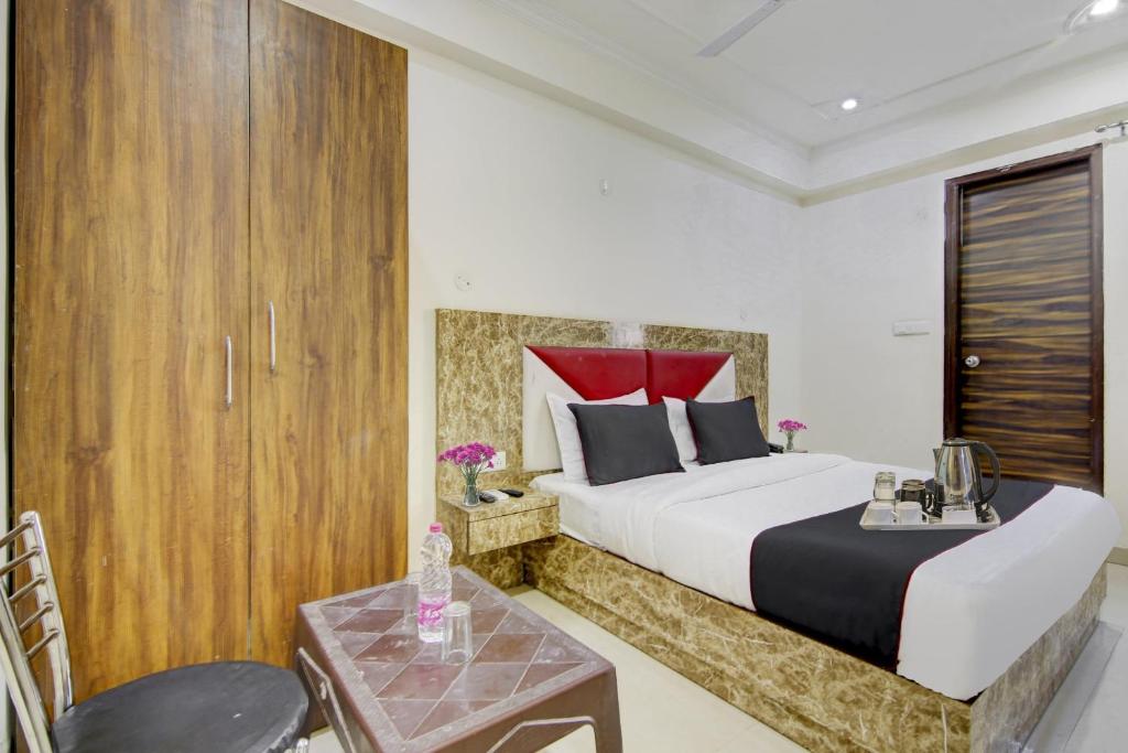Cama o camas de una habitación en Collection O Hotel Golden Blue Near Dwarka Sector 21 Metro Station