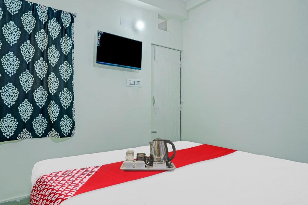 Zimmer mit einem Bett und einem roten Handtuch darauf in der Unterkunft Flagship Hotel Tulsi Inn in Dānāpur