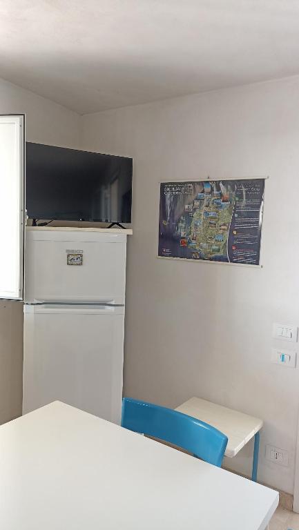 Televízia a/alebo spoločenská miestnosť v ubytovaní Casetta di campagna da Enzo
