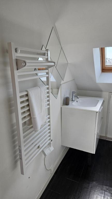 - une petite salle de bains blanche avec lavabo dans l'établissement ARAGO4 - Studio Le Perchoir, à Tours