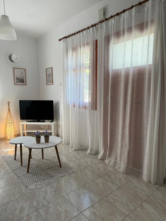 TV a/nebo společenská místnost v ubytování Maro's house