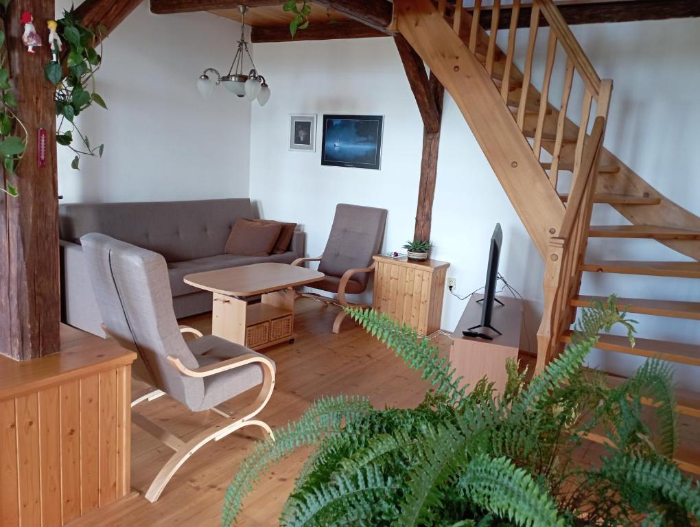 sala de estar con sofá y escalera en Ubytování na Hájence, en Bystrice nad Pernstejnem