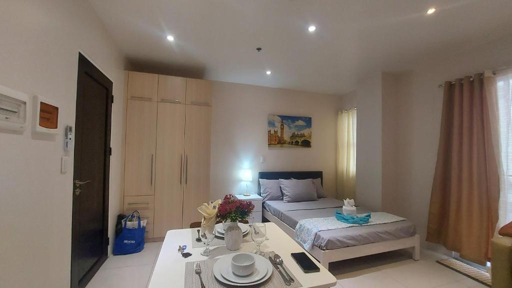 Postel nebo postele na pokoji v ubytování Studio type staycation Matina Enclaves condo fully furnished