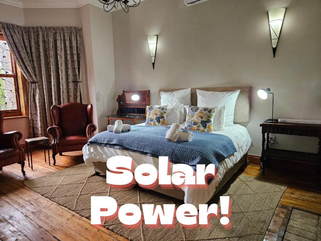 Un dormitorio con cama y un cartel que dice energía solar en Haus Müller en Clanwilliam