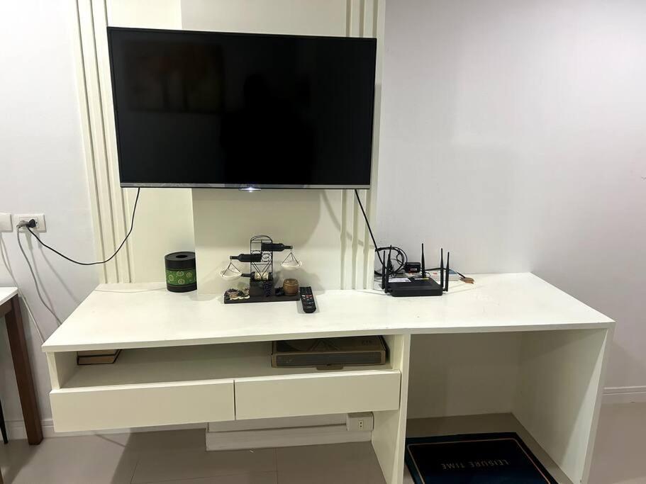 TV a/nebo společenská místnost v ubytování Baan Klang Condo in Central Hua Hin
