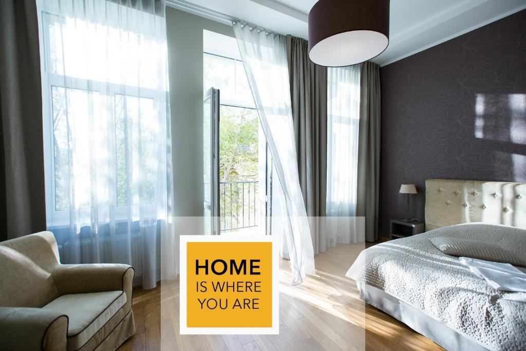 1 dormitorio con 1 cama, 1 silla y 1 ventana en Riga Lux Apartments - Ernesta, Free parking en Riga