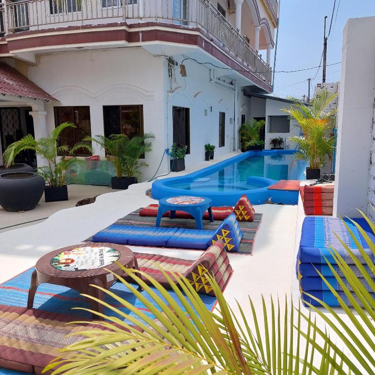 Villa Tropica في كامبوت: مسبح في الفناء الخلفي لبيت