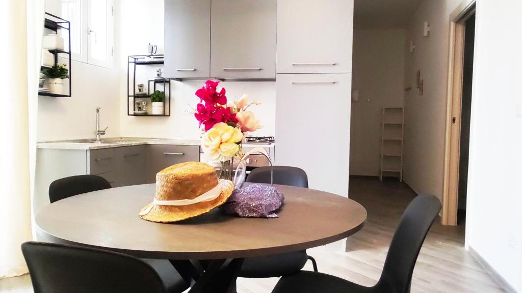 a table in a kitchen with a vase of flowers on it at "La Casa di Serena" Posizione strategica tra spiagge e sentieri in Finale Ligure