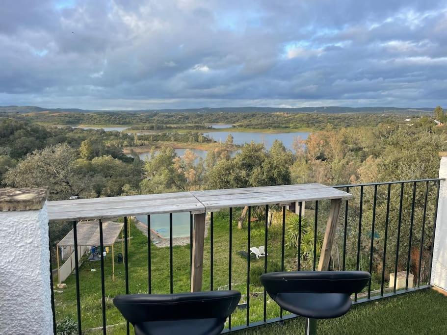 balkon z 2 krzesłami i widokiem na jezioro w obiekcie Art residency Lagoon w Sewilli