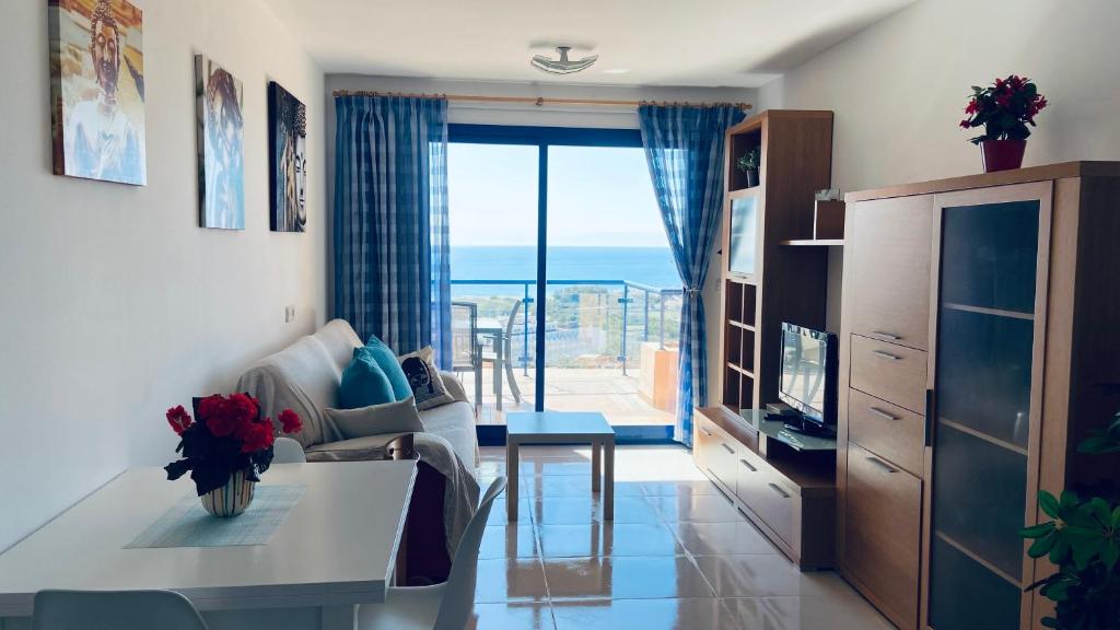 een woonkamer met uitzicht op de oceaan bij SUNRISE ATALAYA Amanecer suite in Mojácar
