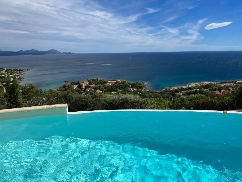 une piscine avec vue sur l'océan dans l'établissement Villa with DREAM VIEW and SWIMMING POOL!!, aux Issambres