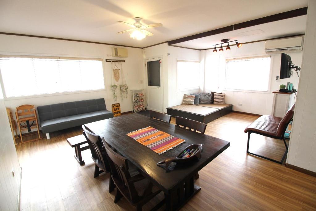 sala de estar con mesa y sofá en Whale Okinawa en Kadena