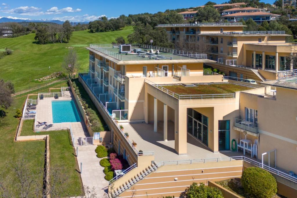 - une vue aérienne sur un bâtiment avec une piscine dans l'établissement Nemea Appart Hotel Green Side Biot Sophia Antipolis, à Biot
