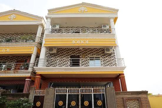 un gran edificio con un balcón en la parte superior. en Picfull gausthouse, en Jagatpur