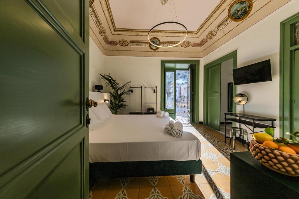 1 dormitorio con 1 cama grande en una habitación en Palazzo Villelmi, en Cefalú