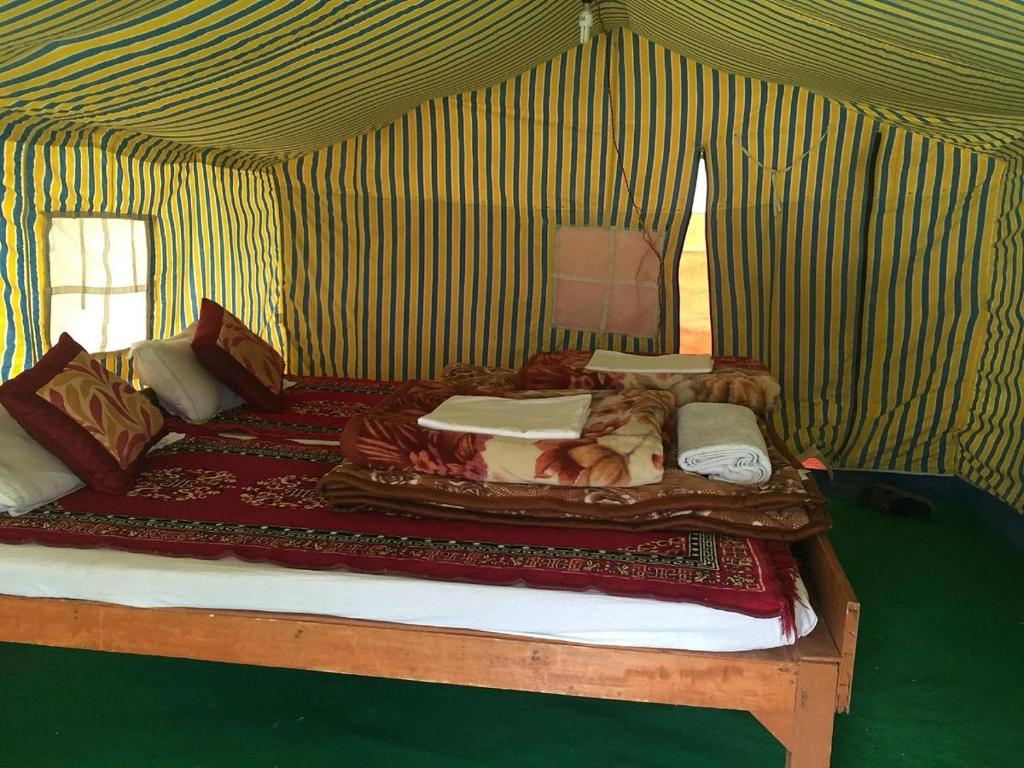 ein großes Bett in einer Jurte mit einem Bett sidx sidx sidx sidx in der Unterkunft Martsemik Camping & Resort Shachukul in Tangtse
