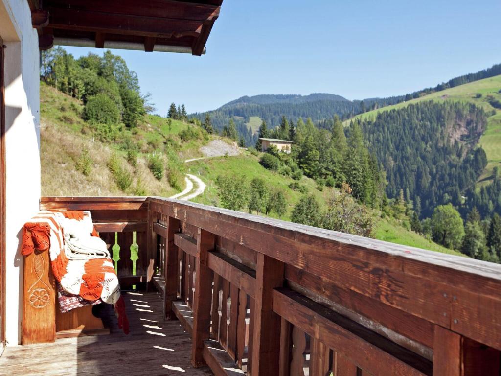balkon domu z widokiem na góry w obiekcie Apartment in Sankt Johann im Pongau near Ski Area w mieście Wagrain