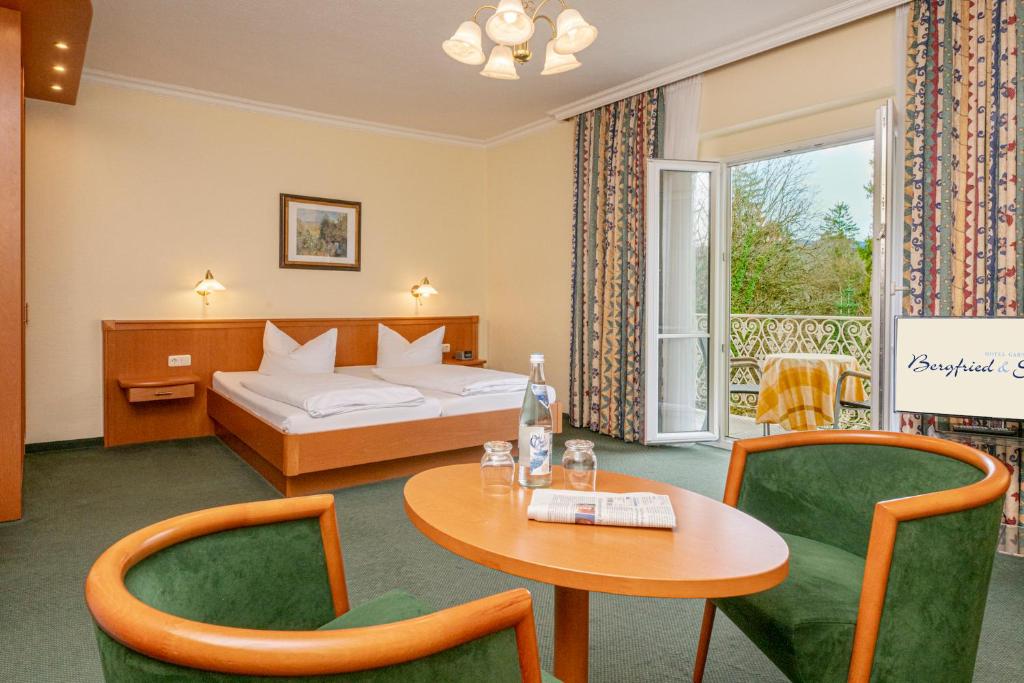 Postel nebo postele na pokoji v ubytování Hotel Bergfried & Schönblick