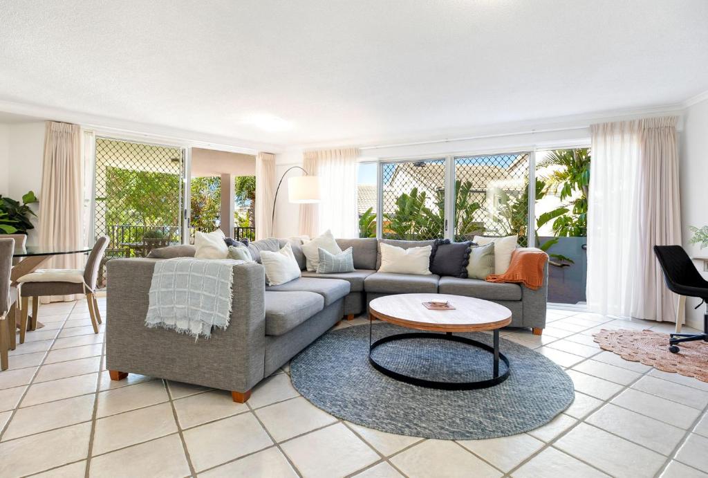 Χώρος καθιστικού στο 4 Parkshores Coastal Retreat Close to Beach Private Outdoor Spaces