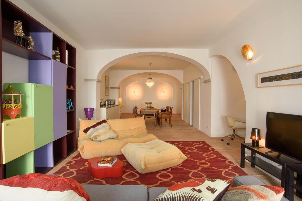 uma sala de estar com um sofá e uma mesa em Tavira Loft Almirante Design em Tavira