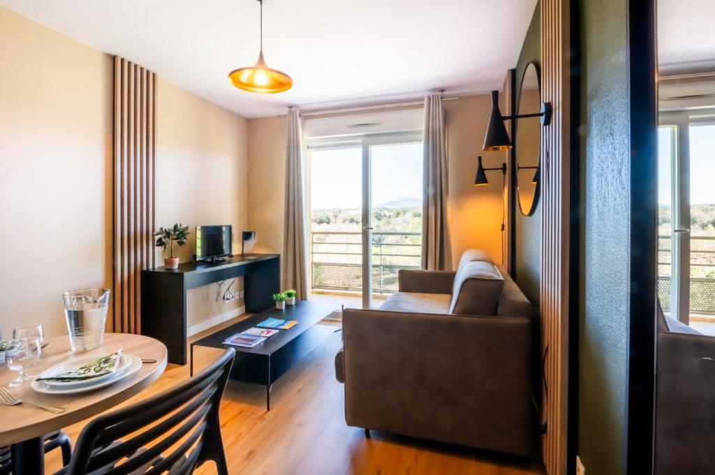 Nemea Appart Hotel Green Side Biot Sophia Antipolis - Superior Appartement Met Uitzicht Op Het Zwembad